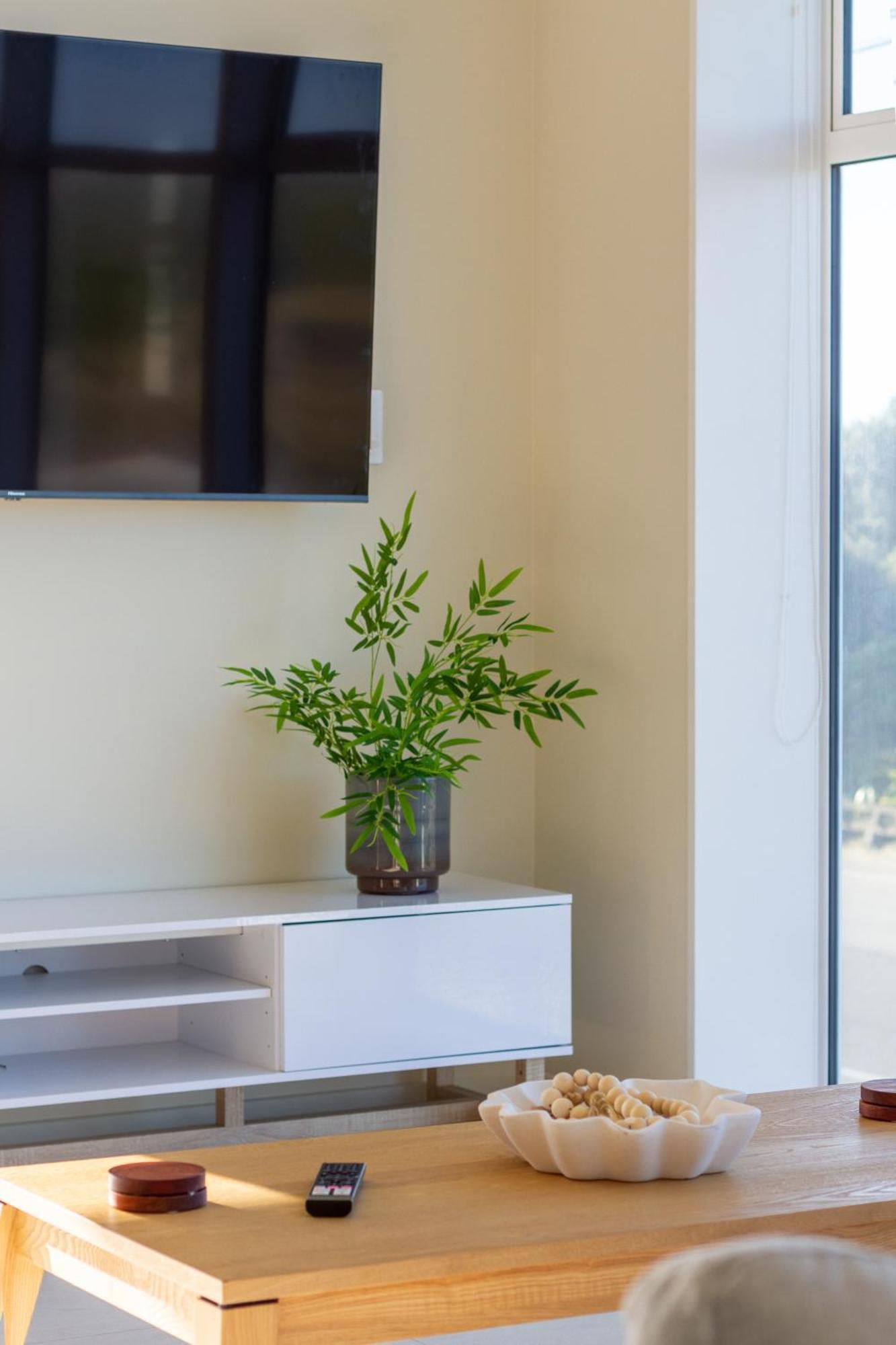 Luxury Beachside Living Elegant 3-Bedroom Haven Christchurch Exterior photo